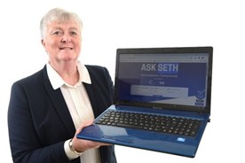 Elizabeth Taylor showing ERSA on laptop